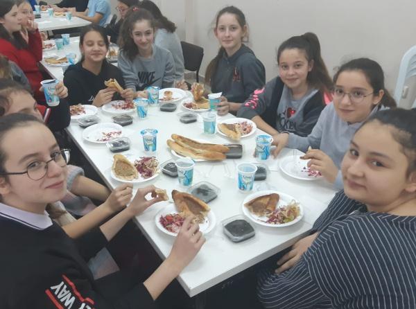 Okul Takımlarındaki Öğrencilerimize Yemek Düzenlendi 